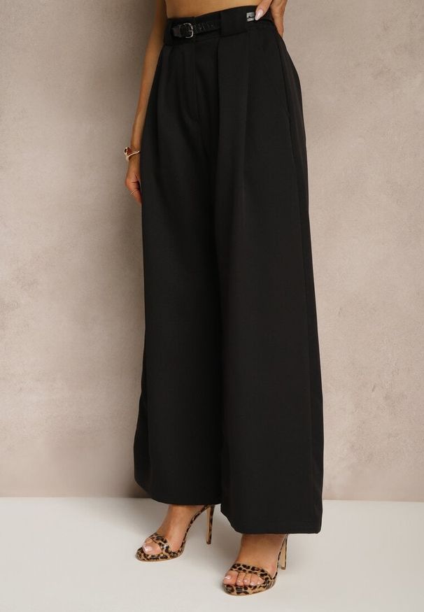 Renee - Czarne Szerokie Spodnie High Waist o Garniturowym Kroju z Zakładkami Uliadorea. Okazja: na co dzień. Stan: podwyższony. Kolor: czarny. Styl: elegancki, klasyczny, casual