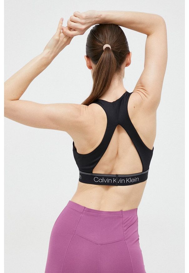 Calvin Klein Performance biustonosz sportowy CK Athletic kolor czarny gładki. Kolor: czarny. Materiał: materiał. Rodzaj stanika: wyciągane miseczki. Wzór: gładki. Sport: fitness, taniec