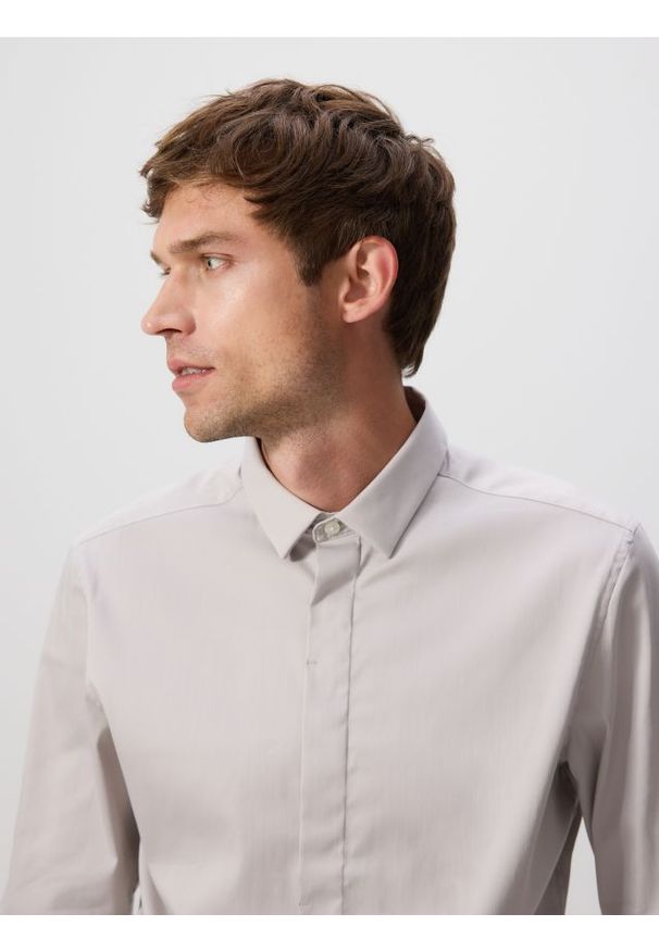 Reserved - Gładka koszula super slim fit - beżowy. Kolor: beżowy. Materiał: tkanina, bawełna. Wzór: gładki