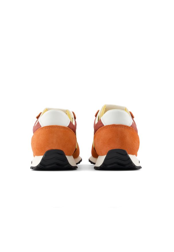 Buty unisex New Balance U4712FA – pomarańczowe. Kolor: pomarańczowy. Materiał: zamsz, materiał, syntetyk. Szerokość cholewki: normalna. Wzór: jodełka. Sezon: lato