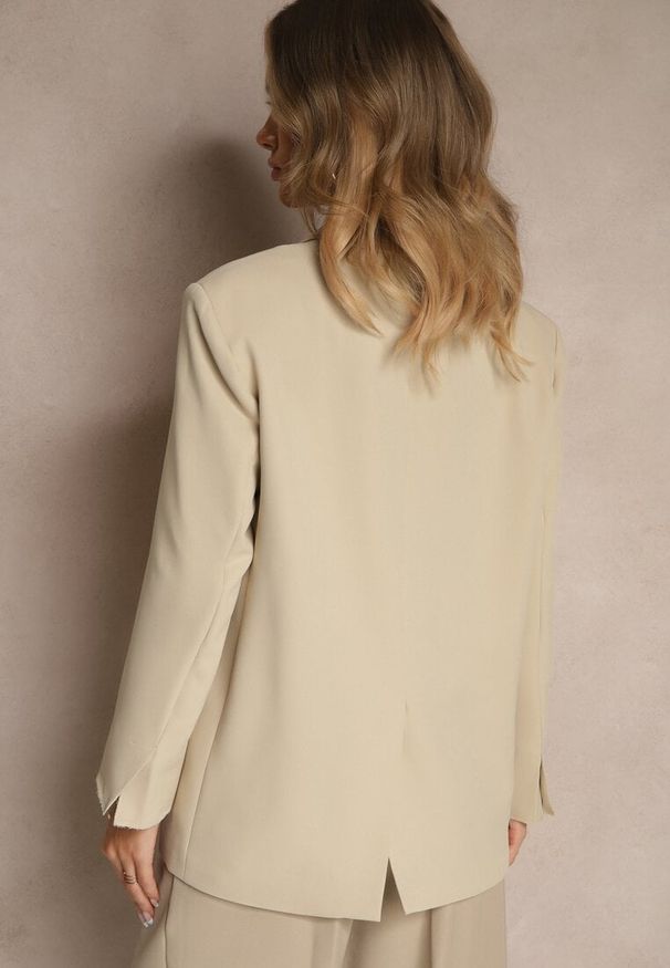 Renee - Jasnobeżowa Pudełkowa Marynarka Oversize o Dwurzędowym Fasonie z Dodatkowym Guzikiem Pasmira. Okazja: na co dzień. Kolor: beżowy. Materiał: jeans. Wzór: aplikacja. Styl: elegancki, casual