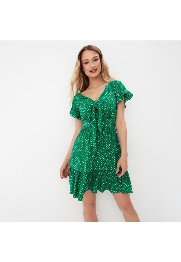 Mohito - Zielona sukienka mini w kropki - Zielony. Kolor: zielony. Wzór: kropki. Długość: mini
