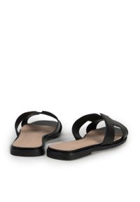 Wittchen - Damskie klapki ze skóry z przodem w literę H czarne. Okazja: na co dzień. Nosek buta: okrągły. Kolor: czarny. Wzór: geometria. Materiał: skóra. Sezon: lato. Obcas: na obcasie. Styl: wakacyjny, boho, casual, elegancki. Wysokość obcasa: niski #3