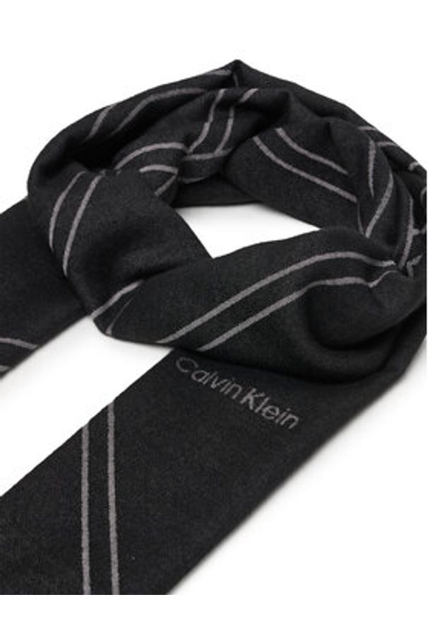 Calvin Klein Szal Emblem Repeat Lw Shawl W Fringes LV04F8074G Czarny. Kolor: czarny. Materiał: materiał