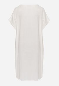 Renee - Biała Sukienka o Pudełkowym Kroju z Lnem i Wiskozą Zdobiona Guzikiem Mezynore. Kolekcja: plus size. Kolor: biały. Materiał: wiskoza, len. Wzór: aplikacja. Typ sukienki: dla puszystych. Styl: boho, wakacyjny #7