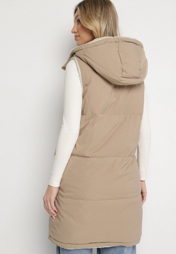 Born2be - Ciemnobeżowa Pikowana Kamizelka Dwustronna z Futerkiem Typu Baranek i Kapturem Lertiala. Okazja: na co dzień. Kolor: beżowy. Materiał: futro. Wzór: aplikacja. Styl: elegancki, klasyczny, casual