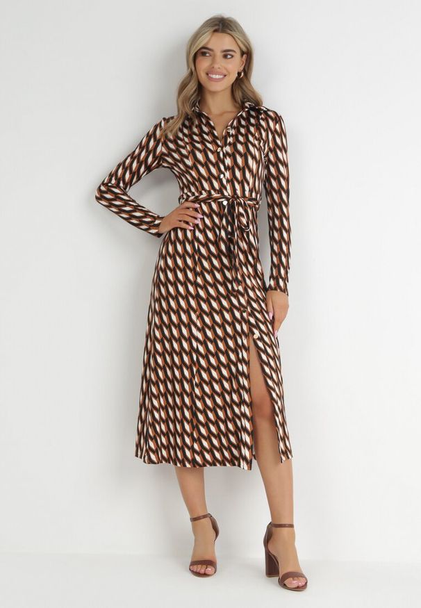 Born2be - Brązowa Sukienka Koszulowa w Geometryczny Wzór Kelsam. Kolor: brązowy. Wzór: geometria. Typ sukienki: koszulowe. Styl: elegancki