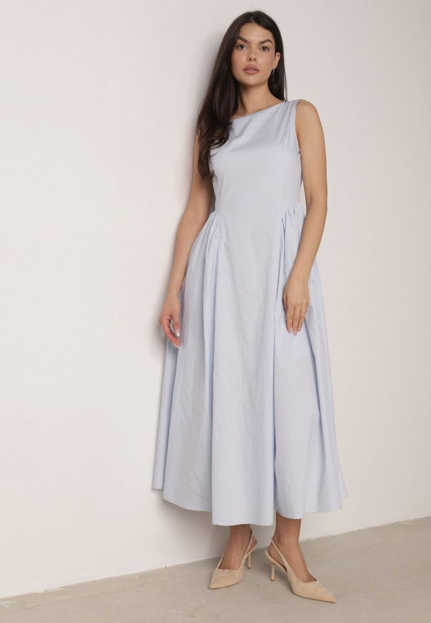 Born2be - Jasnoniebieska Sukienka Bawełniana o Rozkloszowanym Fasonie z Dekoltem Łódką i Kieszeniami Elenira. Typ kołnierza: dekolt w łódkę. Kolor: niebieski. Materiał: bawełna. Typ sukienki: rozkloszowane. Styl: elegancki