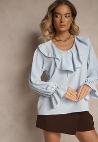 Renee - Jasnoniebieska Bluzka Ozdobiona Falbanką Tananissa. Kolor: niebieski. Wzór: aplikacja. Styl: klasyczny, elegancki