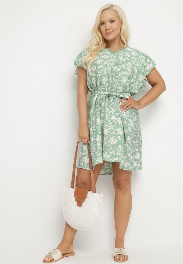 Born2be - Zielona Sukienka Wiązana Paskiem w Talii z Koronką Tolamira. Okazja: na co dzień. Typ kołnierza: dekolt w serek. Kolor: zielony. Materiał: koronka. Długość rękawa: krótki rękaw. Wzór: koronka. Typ sukienki: oversize. Styl: casual, elegancki