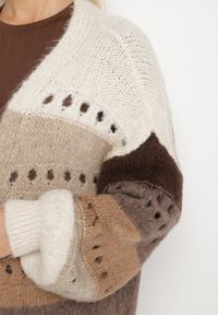 Born2be - Beżowy Długi Kardigan Ażurowy w Paski z Domieszką Wełny i Wiskozy Ilomine. Okazja: na spotkanie biznesowe, na co dzień. Kolor: beżowy. Materiał: wełna, wiskoza. Długość: długie. Wzór: ażurowy, paski. Styl: biznesowy, casual