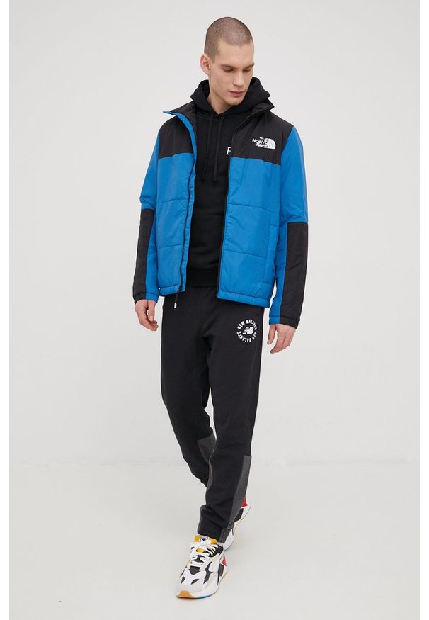 New Balance bluza MT21513BK męska kolor czarny z kapturem z nadrukiem. Typ kołnierza: kaptur. Kolor: czarny. Materiał: bawełna. Wzór: nadruk