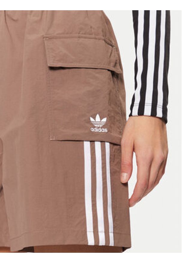 Adidas - adidas Szorty sportowe adicolor JC8132 Beżowy Loose Fit. Kolor: beżowy. Materiał: syntetyk