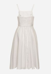 Born2be - Biała Sukienka z Wiskozą ze Wzorem Pasków Dolereia. Okazja: na co dzień. Kolor: biały. Materiał: wiskoza. Długość rękawa: na ramiączkach. Styl: casual, klasyczny. Długość: midi #3