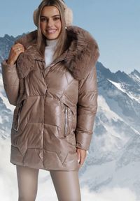 Born2be - Ciemnobeżowa Pikowana Kurtka o Pudełkowym Kroju z Odpinanym Futerkiem i Ozdobnym Suwakiem Hedilina. Okazja: na co dzień, na spacer. Typ kołnierza: kaptur. Kolor: beżowy. Materiał: futro. Długość rękawa: długi rękaw. Długość: długie. Styl: casual, elegancki #1