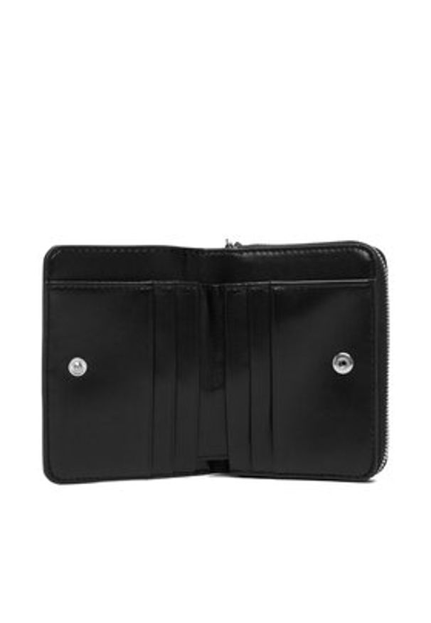 Calvin Klein Portfel Ck Metallic Flap Zip Around LV04F1103G Czarny. Kolor: czarny. Materiał: skóra