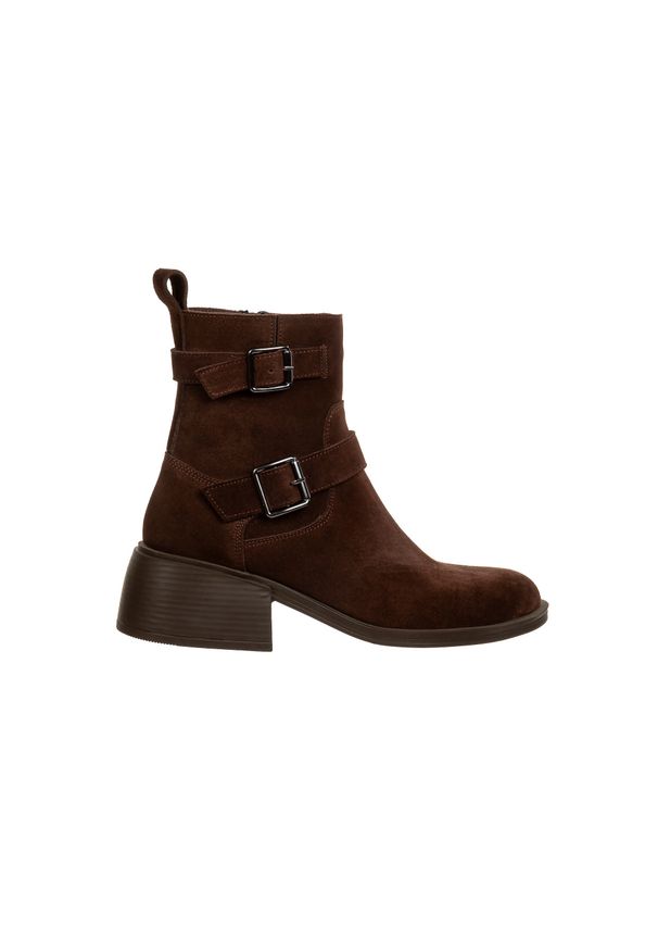 Botki Bayla-161 138 26602 Brown Suede 161744, Brązowy, Skóra naturalna - 38. Okazja: na co dzień. Zapięcie: klamry. Kolor: brązowy. Materiał: skóra. Wzór: paski. Sezon: zima, jesień. Styl: elegancki, casual