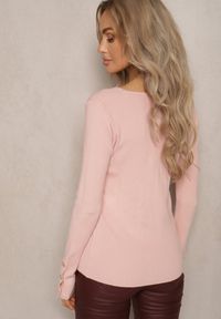 Renee - Jasnoróżowy Sweter z Wiskozą Ozdobiony Guzikami z Trójkątnym Dekoltem Attecca. Kolor: różowy. Materiał: wiskoza. Wzór: aplikacja. Sezon: zima