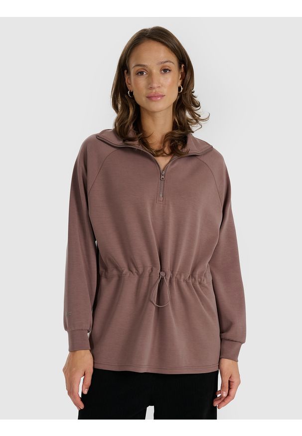 4f - 4F Bluza dresowa nierozpinana z modalem damska - brązowa M. Okazja: na co dzień. Typ kołnierza: bez kaptura, kołnierzyk stójkowy. Kolor: brązowy. Materiał: dresówka. Długość rękawa: raglanowy rękaw. Styl: casual