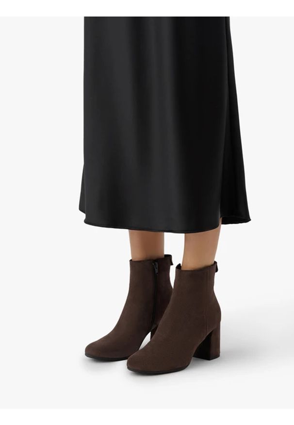 Ryłko - Brązowe welurowe botki na słupku. Okazja: na co dzień. Nosek buta: okrągły. Zapięcie: zamek. Kolor: brązowy. Szerokość cholewki: normalna. Wysokość cholewki: za kostkę. Materiał: skóra, welur. Obcas: na słupku. Styl: casual, elegancki, street