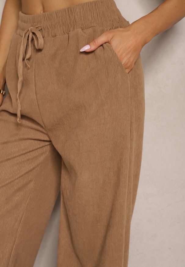 Renee - Ciemnobeżowe Spodnie o Szerokim Kroju High Waist z Wiązaniem w Pasie Ettianne. Okazja: na co dzień. Stan: podwyższony. Kolor: beżowy. Styl: elegancki, casual