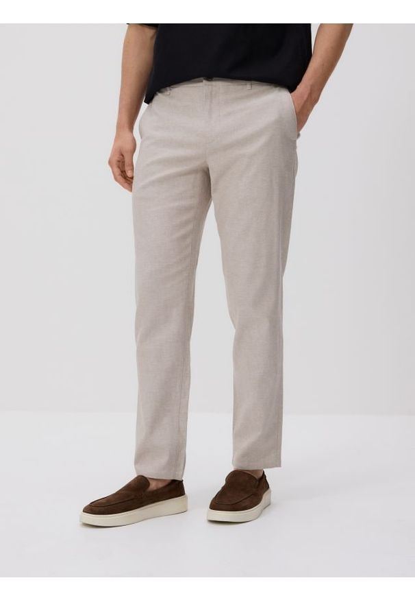 Reserved - Spodnie chino slim z lnem - beżowy. Kolor: beżowy. Materiał: len