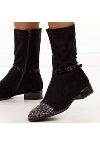 Czarne wysokie zamszowe botki damskie DiA 52-165. Okazja: na co dzień. Kolor: czarny. Szerokość cholewki: normalna. Wzór: aplikacja. Materiał: zamsz. Sezon: zima, jesień. Obcas: na obcasie. Styl: casual, elegancki. Wysokość obcasa: niski #1