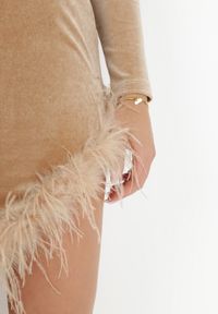 Born2be - Beżowa Sukienka Asymetryczna Welurowa z Piórkami na Dole Dimie. Kolor: beżowy. Materiał: welur. Typ sukienki: asymetryczne #2