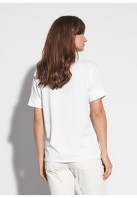 Ochnik - Biały T-shirt damski z printem. Okazja: na co dzień. Kolor: biały. Materiał: bawełna. Długość: krótkie. Wzór: nadruk. Styl: casual, sportowy