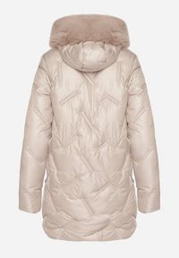 Born2be - Beżowa Kurtka z Oryginalnym Pikowaniem i Kapturem z Futerkiem Nallisa. Okazja: na co dzień, na spotkanie biznesowe, do pracy. Kolor: beżowy. Materiał: futro. Styl: casual, biznesowy #5