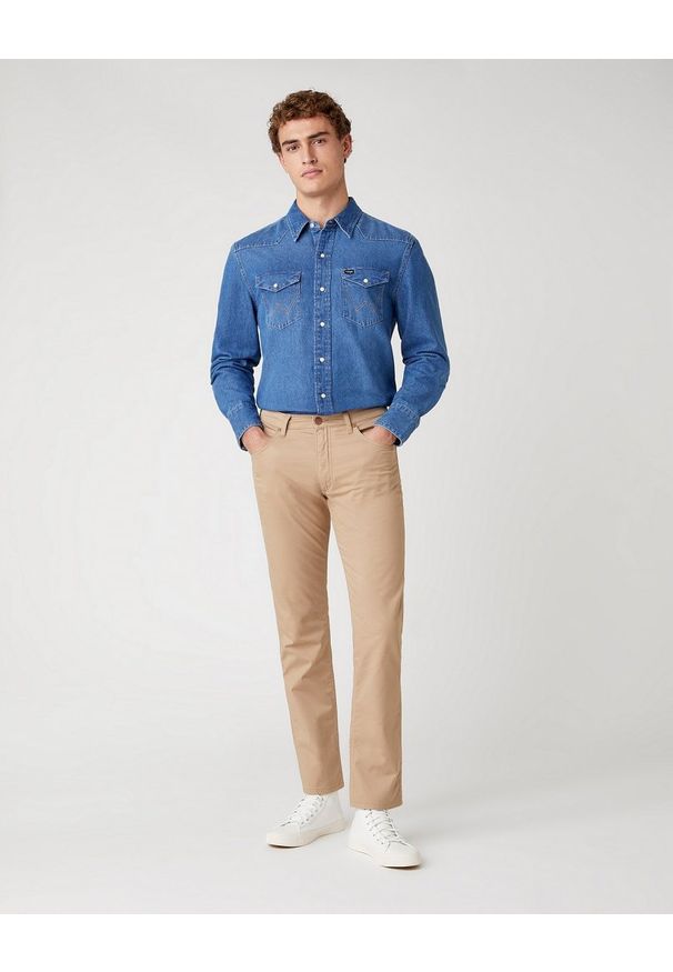 Wrangler - MĘSKIE SPODNIE MATERIAŁOWE WRANGLER GREENSBORO CORNSTALK W15QWAX4K 112127120. Materiał: materiał