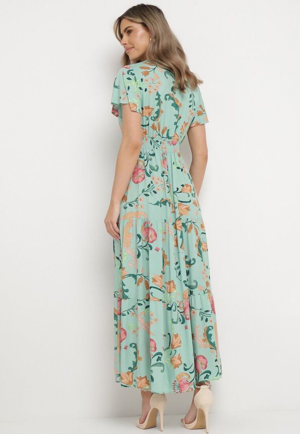 Born2be - Zielona Rozkloszowana Sukienka Maxi z Wiskozy w Kwiaty z Kopertowym Dekoltem Ilitta. Kolor: zielony. Materiał: wiskoza. Wzór: kwiaty. Sezon: lato. Typ sukienki: kopertowe. Długość: maxi