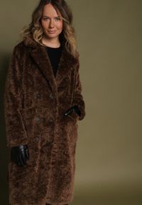 Born2be - Brązowy Długi Płaszcz Futrzany w Stylu Teddy Tadele. Kolor: brązowy. Materiał: futro. Długość: długie. Sezon: zima. Styl: klasyczny