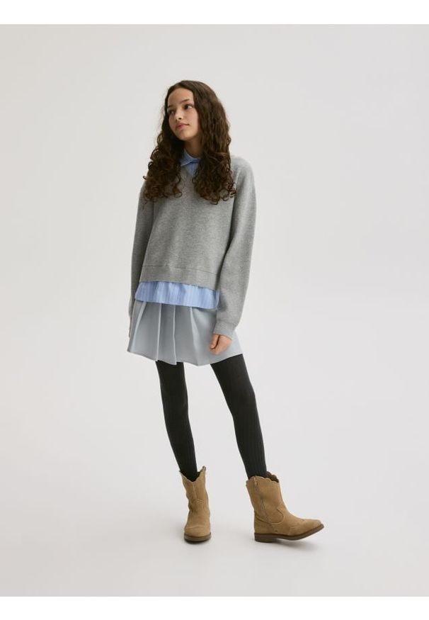 Reserved - Sweter z imitacją koszuli - jasnoszary. Kolor: szary. Materiał: wiskoza, dzianina