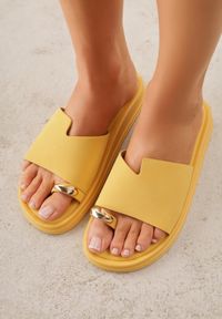 Renee - Żółte Klapki Japonki Ozdobione Aplikacją na Palcu Noevianna. Okazja: na spacer, na co dzień. Kolor: żółty. Materiał: jeans. Wzór: aplikacja. Sezon: wiosna, lato. Styl: casual #4