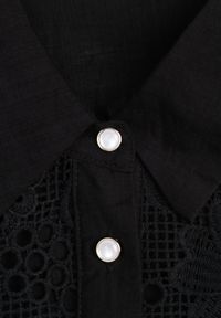 Born2be - Czarna Koszula z Wiskozy na Krótki Rękaw z Ażurowymi Wstawkami Kakara. Okazja: na co dzień, do pracy, na spotkanie biznesowe. Kolor: czarny. Materiał: wiskoza. Długość rękawa: krótki rękaw. Długość: krótkie. Wzór: ażurowy. Styl: klasyczny, casual, biznesowy, elegancki #5