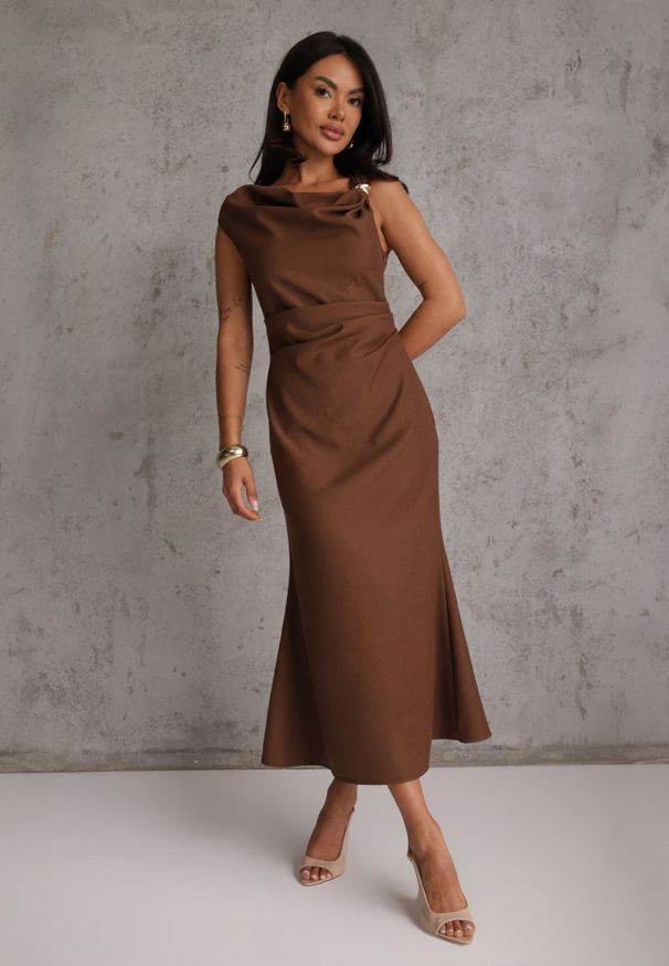 Renee - Brązowa Sukienka VICES z Metaliczną Ozdobą na Ramieniu Coraena. Okazja: na randkę. Kolor: brązowy. Wzór: aplikacja. Typ sukienki: asymetryczne. Styl: elegancki