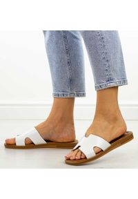 Białe skórzane klapki damskie Cambell 64013. Kolor: biały. Materiał: skóra. Sezon: lato, wiosna. Styl: klasyczny, elegancki