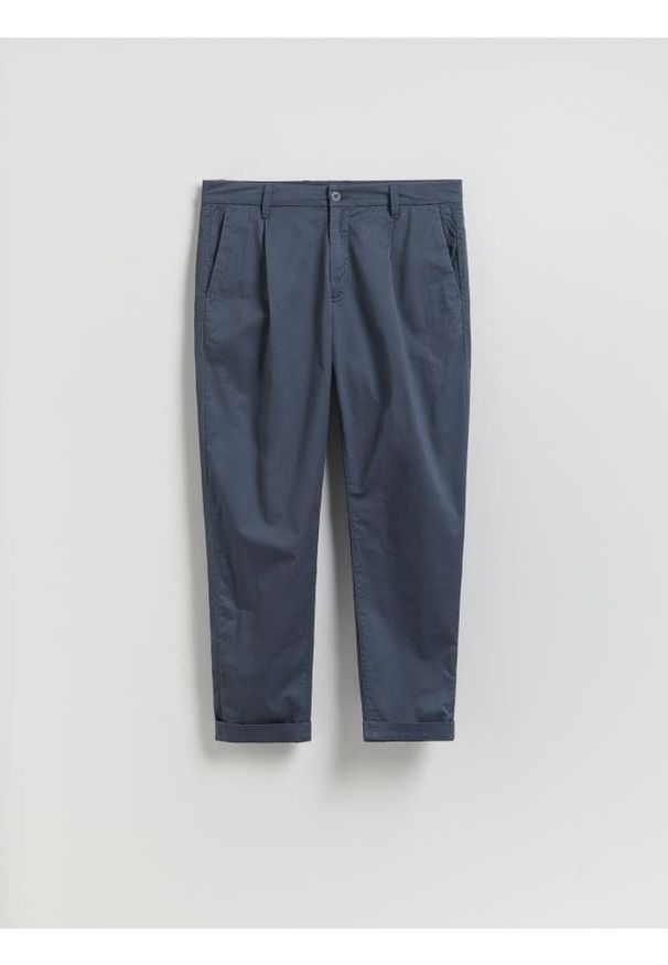 Reserved - Spodnie chino carrot - granatowy. Kolor: niebieski. Materiał: bawełna, tkanina