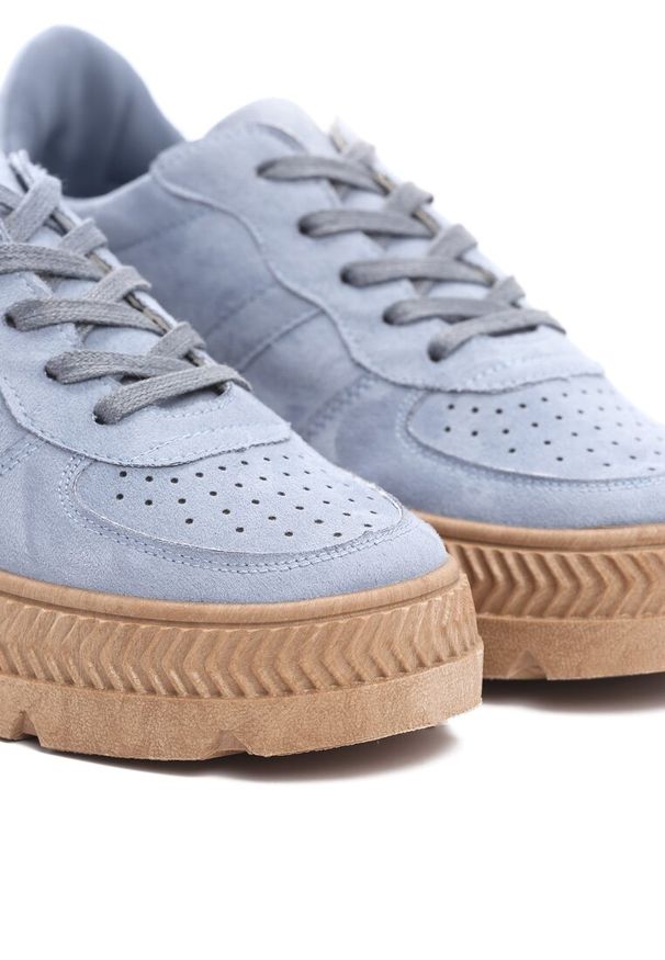 Renee - Niebieskie Sneakersy z Perforacją na Żłobionej Podeszwie Riparian Rights. Kolor: niebieski. Materiał: skóra. Obcas: na platformie