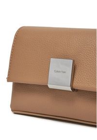 Calvin Klein Torebka Ck Plaque Sm Crossbody W/Chain K60K612785 Brązowy. Kolor: brązowy. Materiał: skórzane