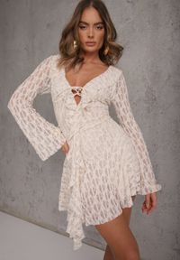 Renee - Beżowa Eteryczna Sukienka z Koronki z Falbankami i Wiązaniem Dianatta. Okazja: na co dzień. Typ kołnierza: kołnierz z falbankami. Kolor: beżowy. Materiał: koronka. Wzór: koronka. Styl: casual, elegancki, boho #1