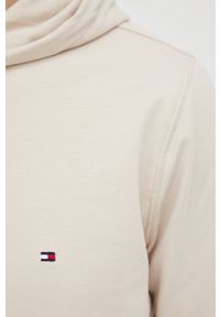 TOMMY HILFIGER - Tommy Hilfiger bluza 1985 męska kolor beżowy z kapturem gładka. Okazja: na co dzień. Typ kołnierza: kaptur. Kolor: beżowy. Materiał: bawełna. Wzór: gładki. Styl: casual