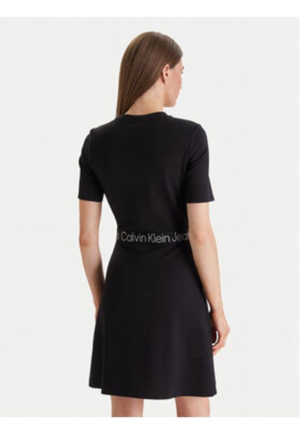 Calvin Klein Jeans Sukienka codzienna LV047F290G Czarny Regular Fit. Okazja: na co dzień. Kolor: czarny. Materiał: syntetyk, wiskoza. Typ sukienki: proste. Styl: casual