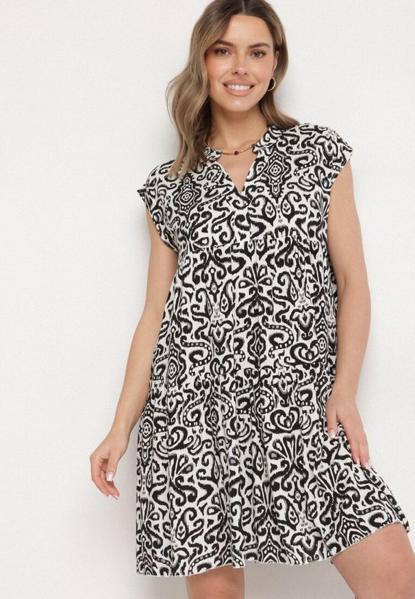 Born2be - Czarna Bawełniana Sukienka o Rozkloszowanym Kroju Oversize Liravina. Okazja: na co dzień. Typ kołnierza: dekolt w serek. Kolor: czarny. Materiał: bawełna. Typ sukienki: oversize. Styl: klasyczny, casual, elegancki