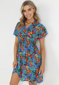 Born2be - Niebieska Sukienka Mini z Szeroką Gumką w Talii i Kopertowym Dekoltem Nevun. Typ kołnierza: dekolt kopertowy. Kolor: niebieski. Materiał: wiskoza. Wzór: kolorowy, aplikacja, kwiaty. Sezon: lato. Typ sukienki: kopertowe. Długość: mini #1