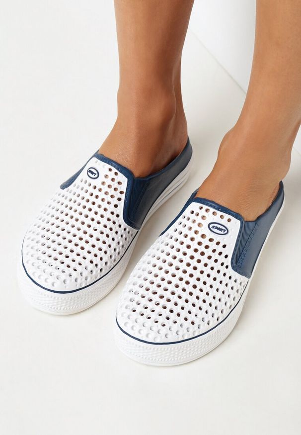 Born2be - Biało-Granatowe Klapki w Sportowym Stylu z Perforacją na Zakrytym Nosku Jeily. Okazja: na co dzień. Kolor: biały. Obcas: na obcasie, na płaskiej podeszwie. Styl: sportowy. Wysokość obcasa: niski