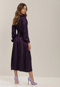 Renee - Fioletowa Sukienka Adopheia. Okazja: na imprezę. Kolor: fioletowy. Materiał: materiał. Długość rękawa: długi rękaw. Typ sukienki: kopertowe #3