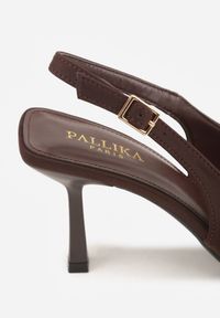 Renee - Brązowe Sandały Slingback na Klepsydrowym Obcasie Zdobione Klamerką Skodrifa. Kolor: brązowy. Wzór: aplikacja. Obcas: na obcasie. Styl: elegancki. Wysokość obcasa: średni #6