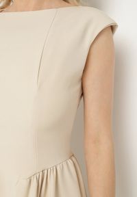 Born2be - Beżowa Sukienka o Rozkloszowanym Kroju z Wiązaniem i Dekoltem w Łódkę Aladriela. Okazja: na co dzień. Typ kołnierza: dekolt w łódkę. Kolor: beżowy. Długość rękawa: krótki rękaw. Sezon: wiosna, lato. Styl: casual, klasyczny #4